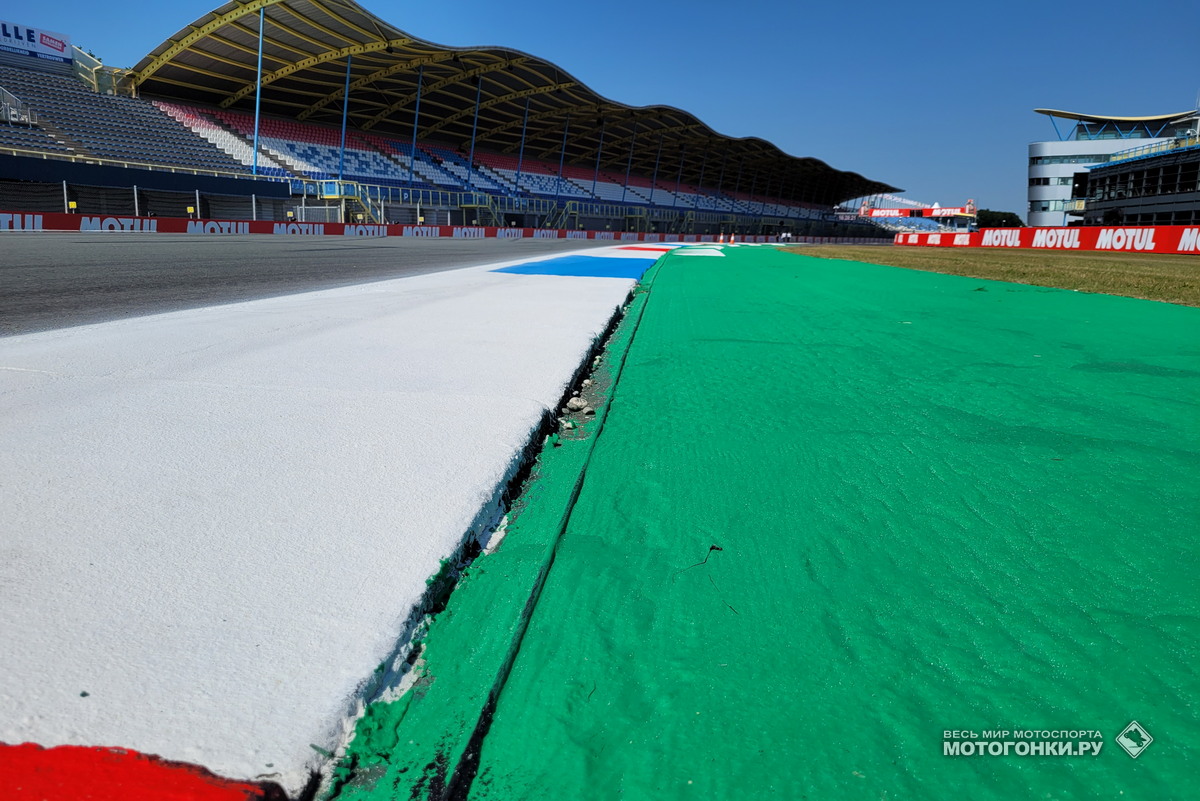 MotoGP 2015 - TT Circuit Assen, одна из первых трасс, где стали фиксироваться выезды на зеленку