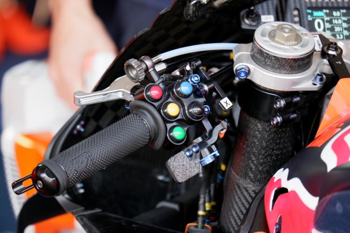 Переключение карт питания и мощности на прототипе MotoGP