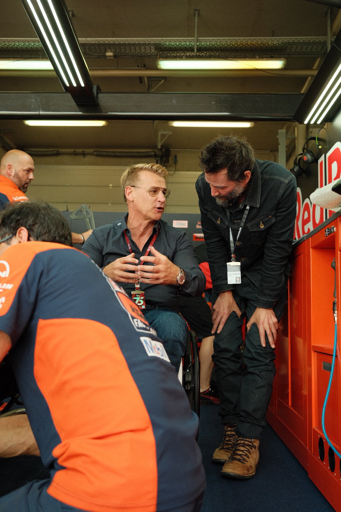 Киану Ривз в гостях у KTM Factory Racing: знакомство с Питом Байером