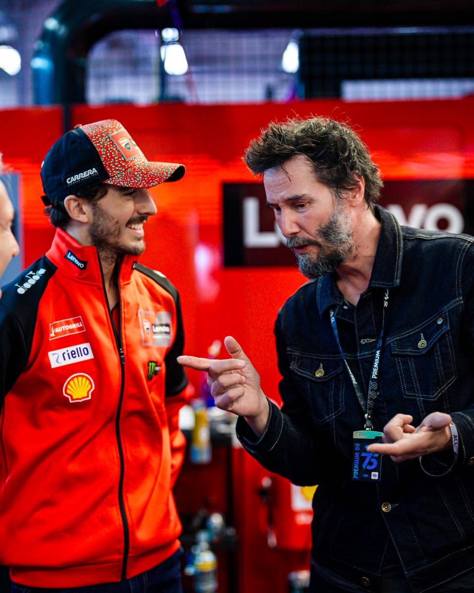 Киану Ривз в гостях у Ducati Lenovo Team: разговор с Пекко Баньяей - как вы это делаете с RHD?!