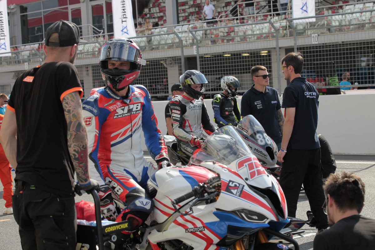 Артем Мараев, команда СКАРТИМ BMW Motorrad перед стартом гонки