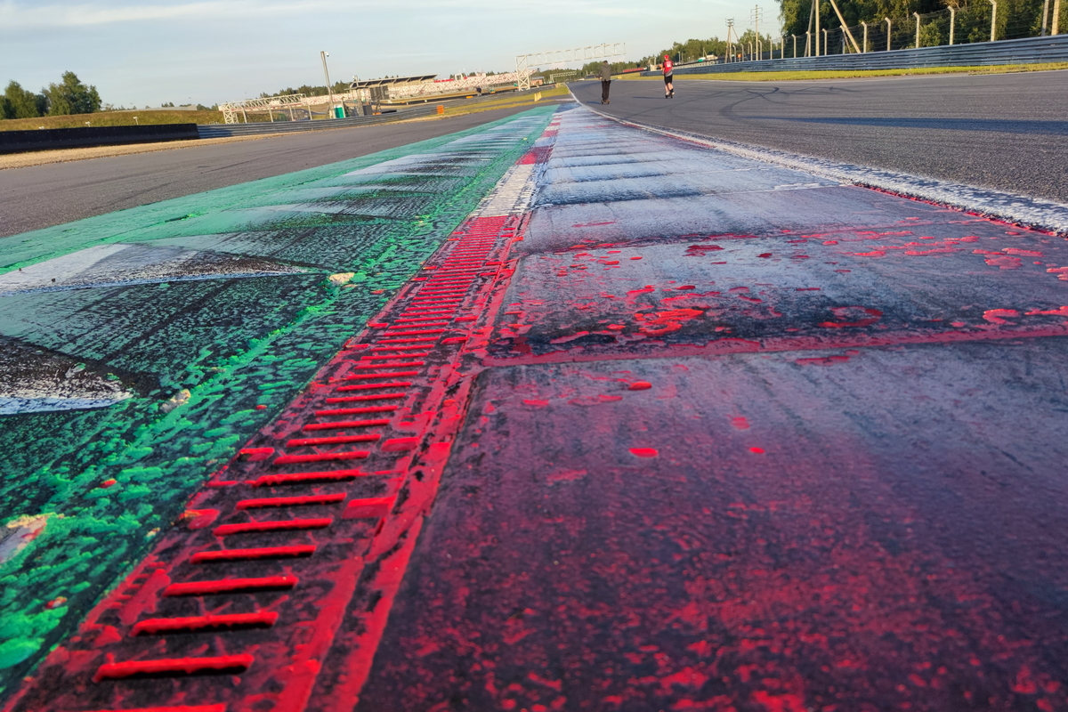 Поребрик на выходе из Т14, Moscow Raceway