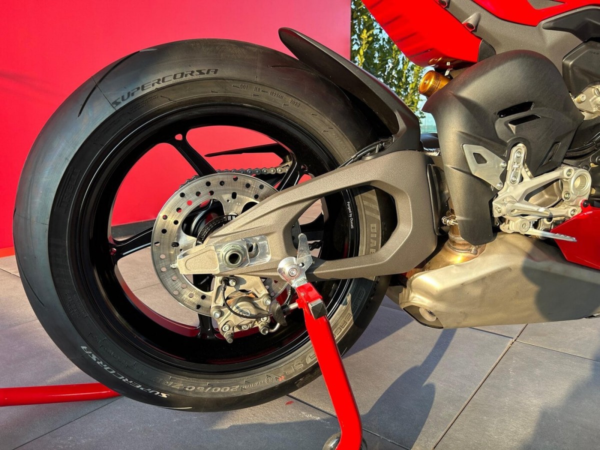 Ducati Panigale V4 (2025) - двусторонний маятник из MotoGP от прототипа Desmosedici