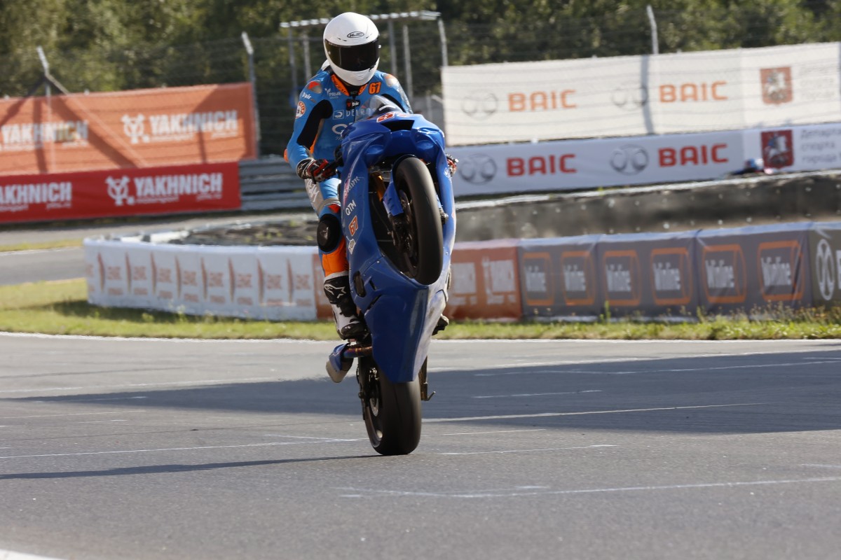 Несмотря на падение, Влад Гордейчук пересек линию финиша в wheelie - Я в порядке, в порядке!