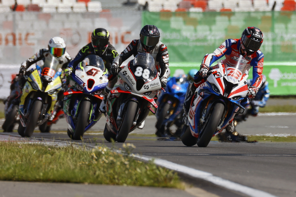 Старт финальной гонки LEMARC чемпионата России в классе Superbike