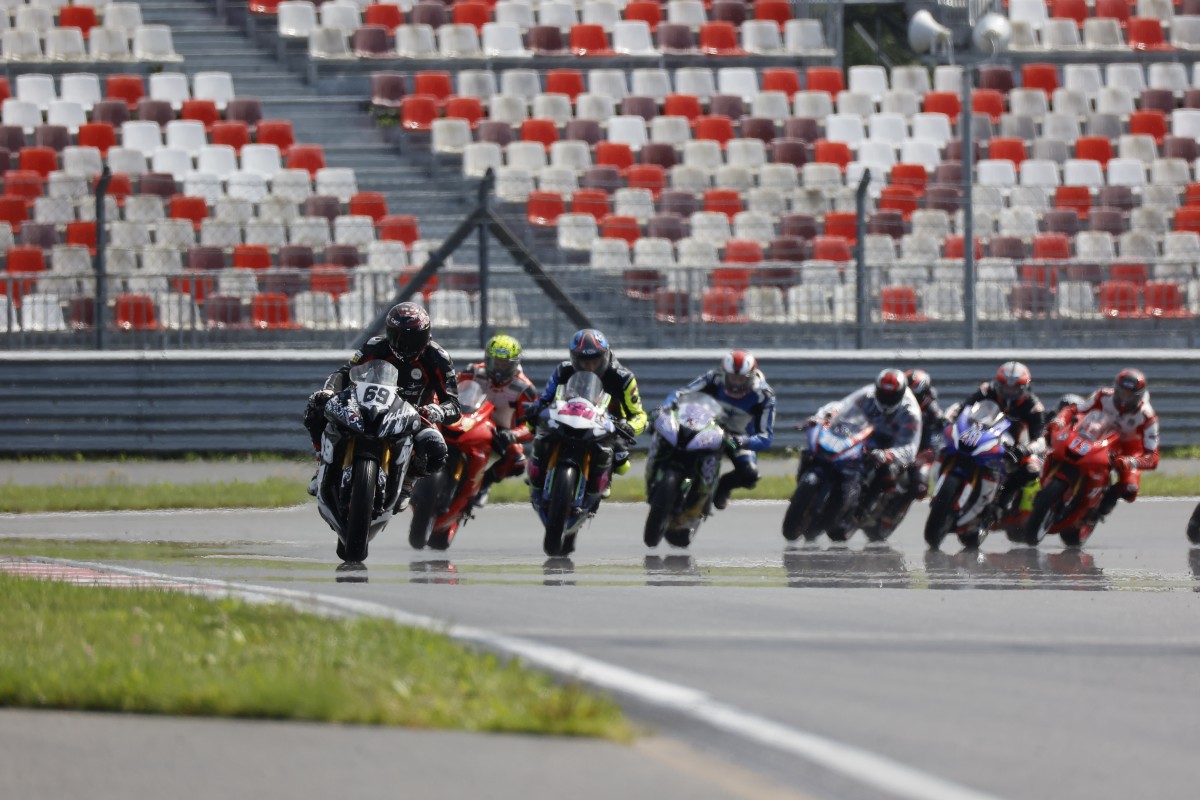 Старт заезда - Moscow Raceway залит дождем... и солнцем!