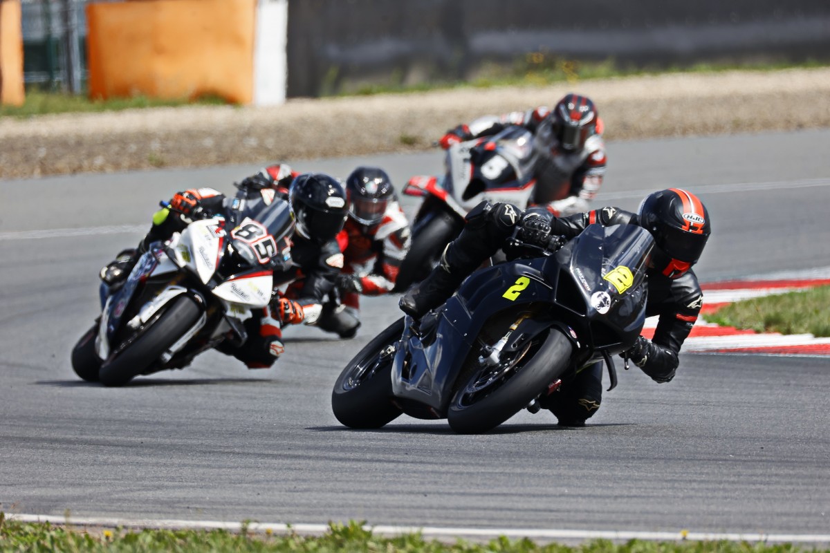 Старт гонки SBK3 на Moscow Raceway - Дмитрий Шаповалов уверенно захватывает лидерство