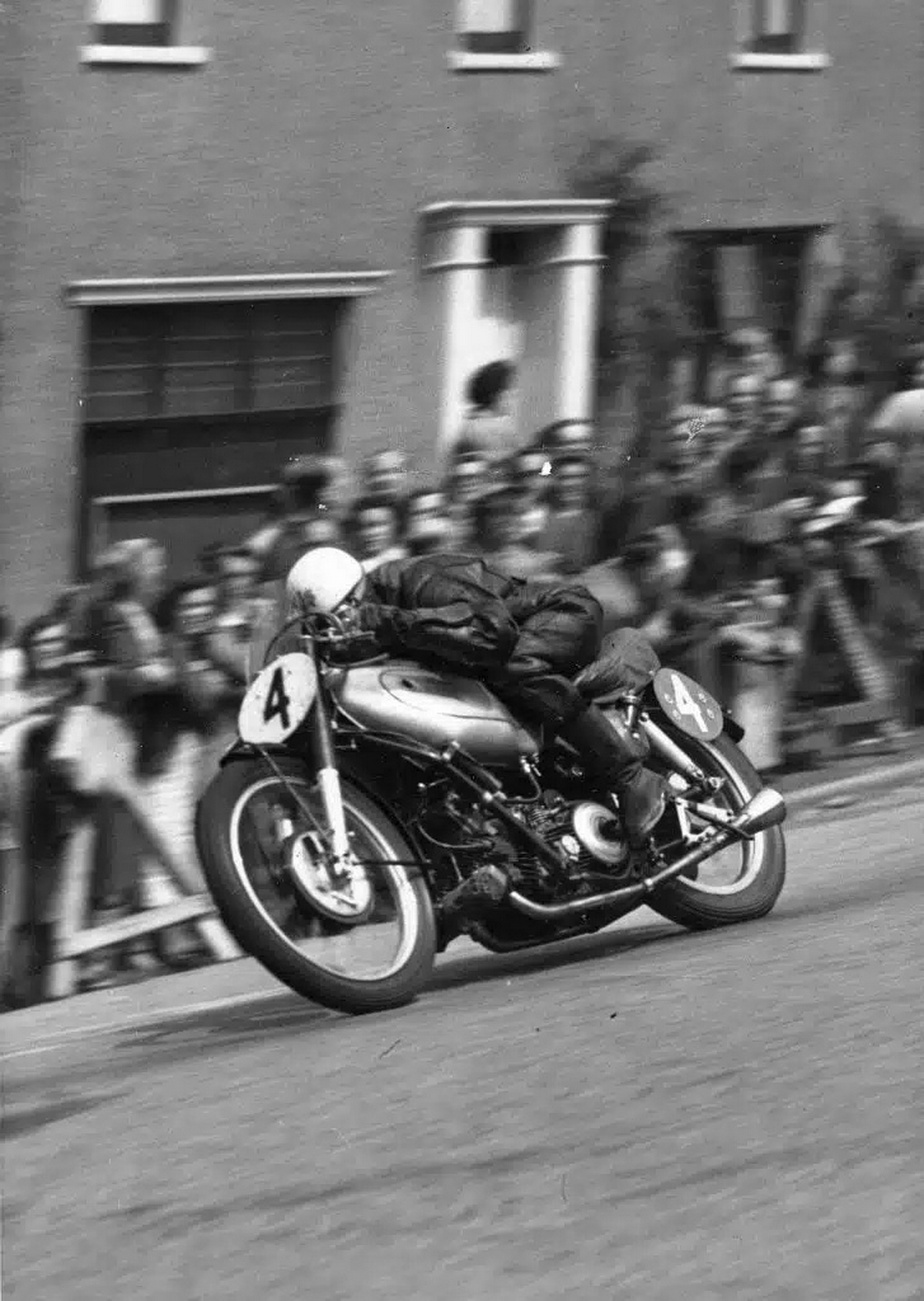 Лесли Грэм, 1949, Isle of Man TT - Senior TT, в рамках которой разыграли первый Гран-При в истории MotoGP