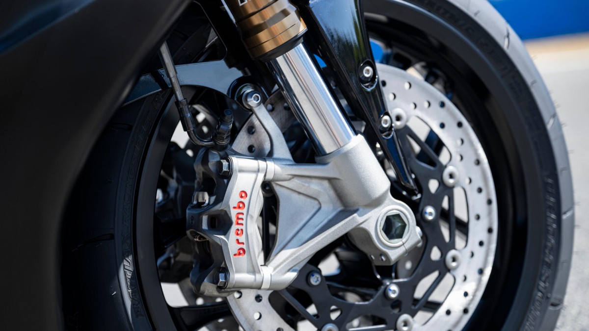 Yamaha YZF-R1 Race (2025) - новые тормоза Brembo