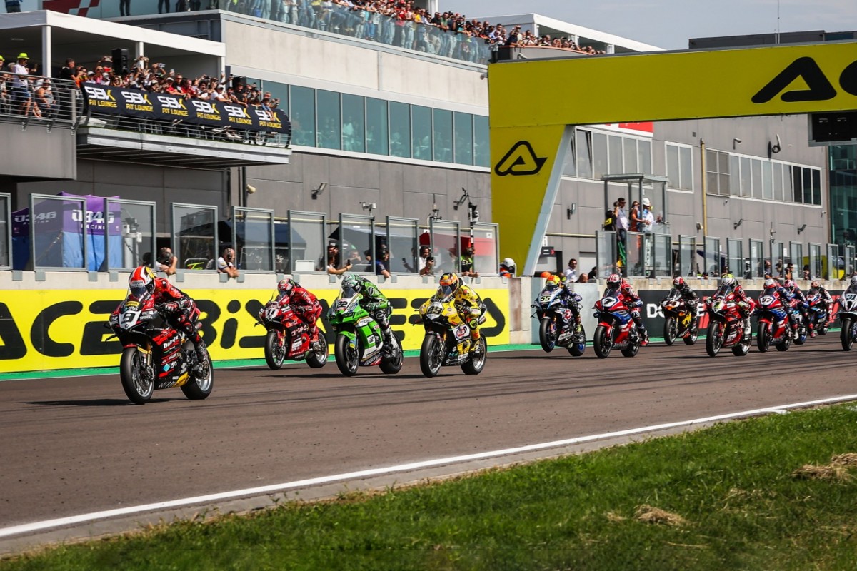 Старт воскресной гонки World Superbike в Кремоне