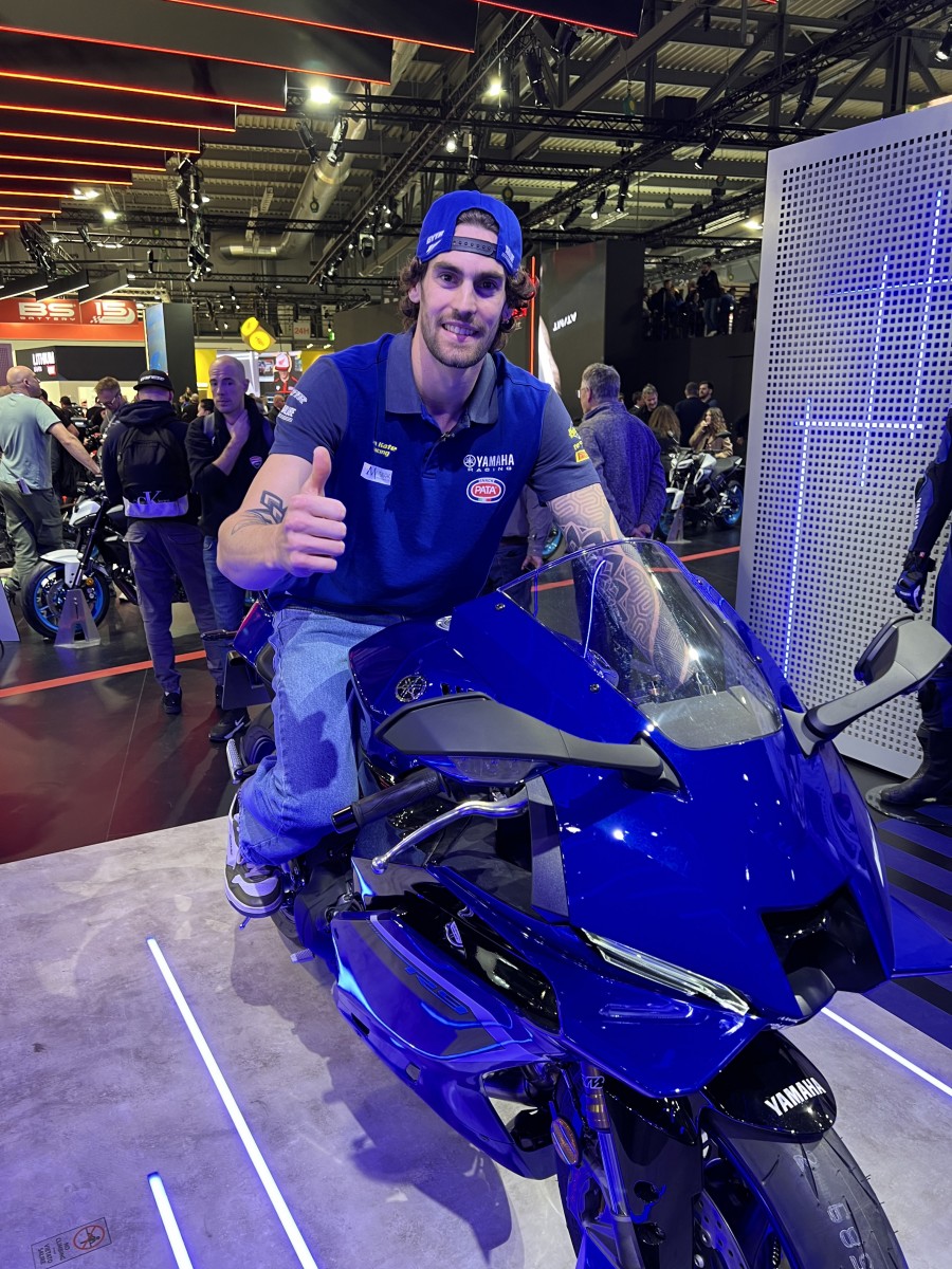 Стефано Манци на EICMA-2024 с новым Yamaha R9