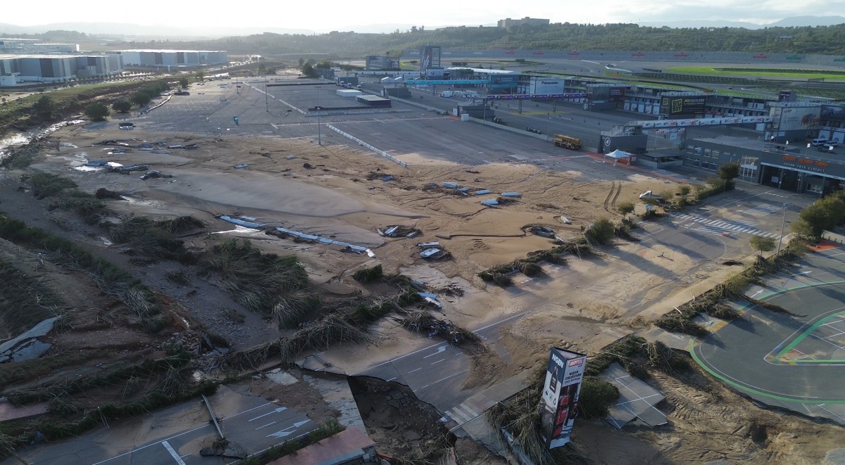 Главная въездная группа Ricardo Tormo Circuit, паддок и главная парковка, спустя 2 месяца после наводнения