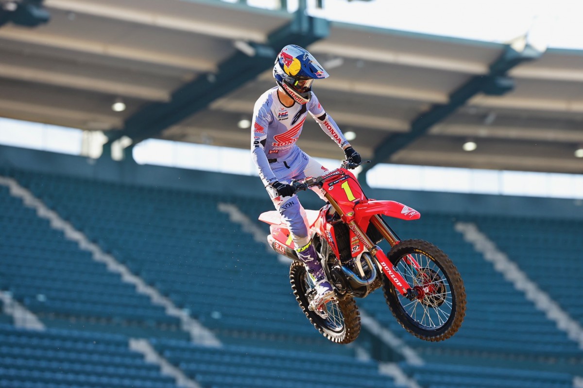 Джетт Лоуренс (Team Honda HRC) - чемпион 450SX 2024