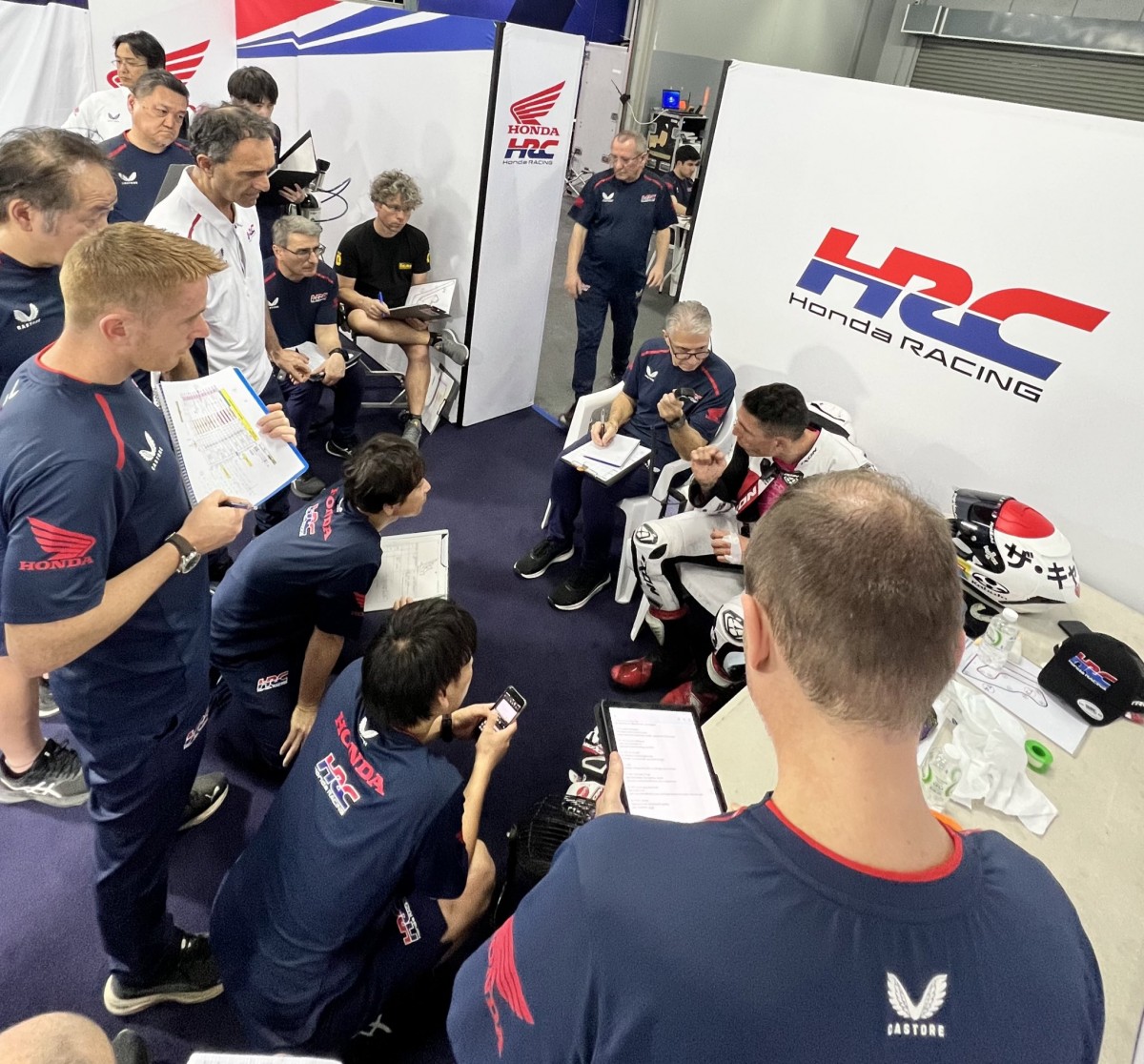 Работа в боксе Team HRC - объединенный состав европейской и японской команд разработчиков