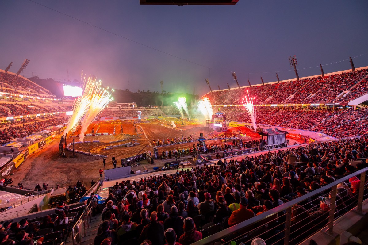 SnapDragon Stadium принимает AMA Supercross, 2025