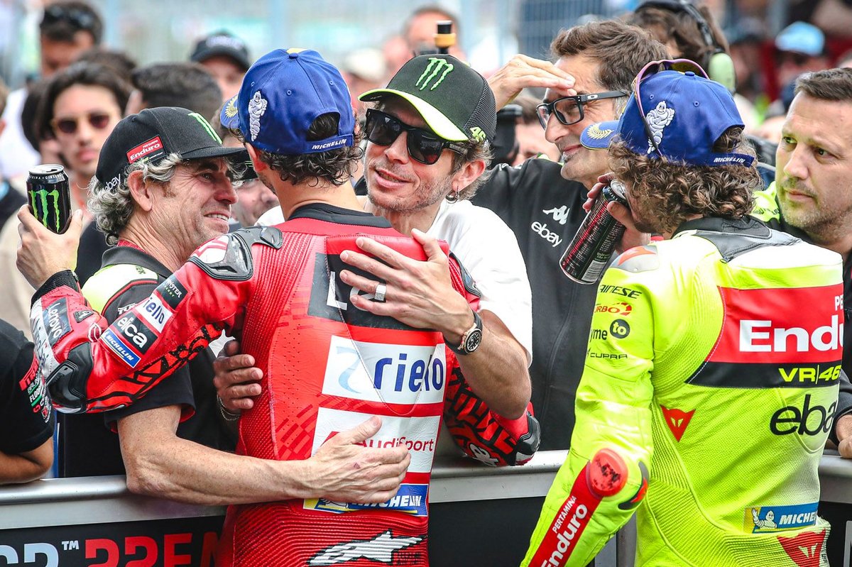 Валентино Росси - кому поддержки больше: Баньяе или своим?