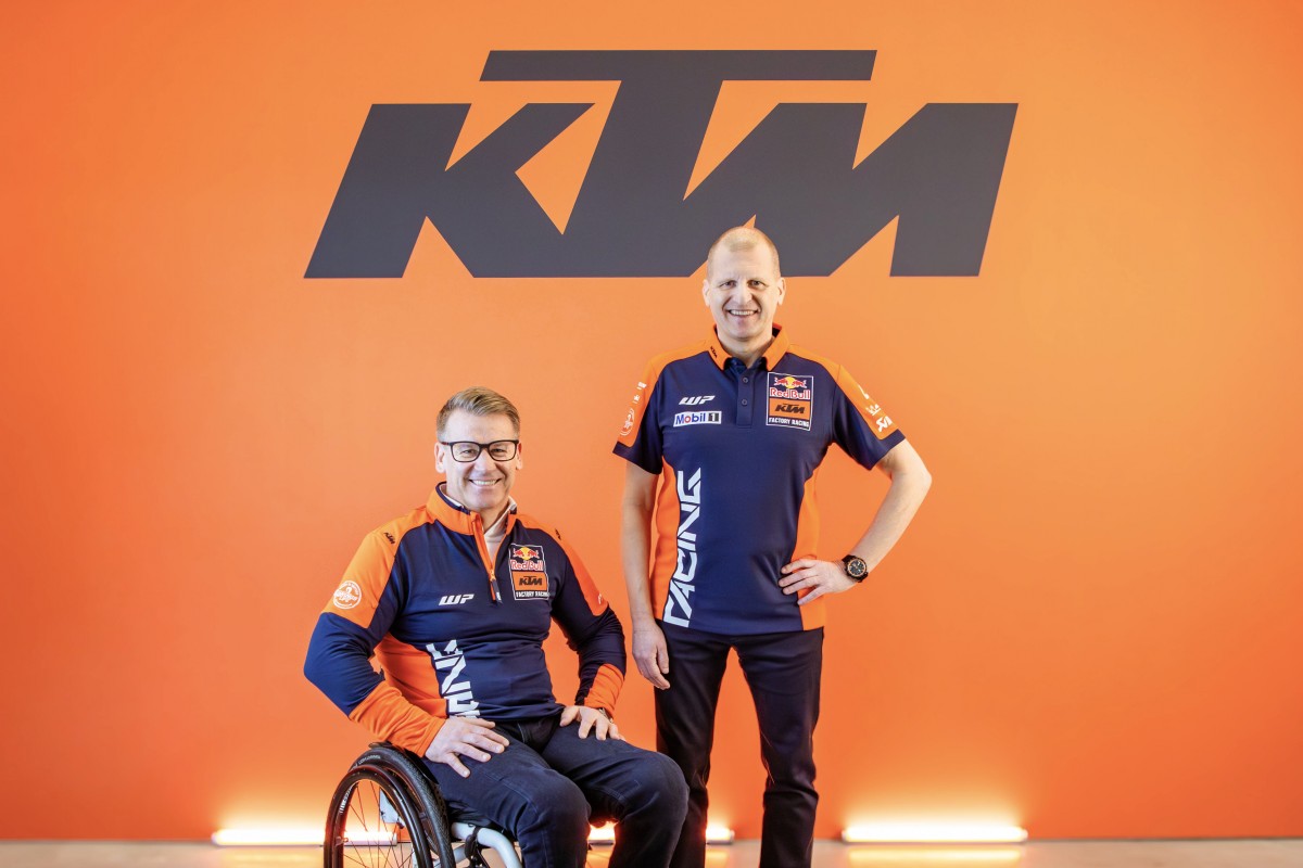 Пит Байер и новый менеджер KTM Factory Racing Аки Айо - служба спасения KTM