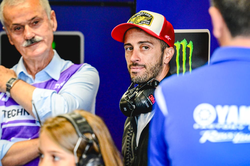 Андреа Довициозо в боксе Yamaha Racing