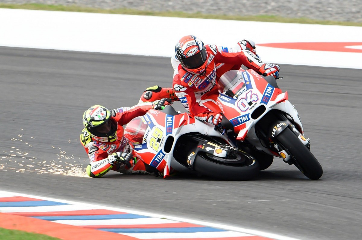Фееричный финал Гран-При Аргентины MotoGP 2016 года