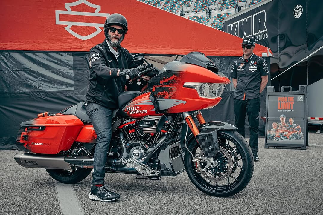 Киану Ривз на борту Harley-Davidson CVO Road Glide RR