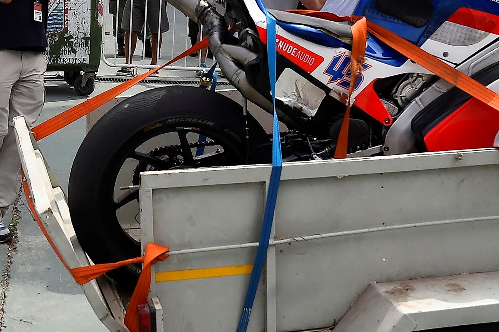 Ducati Скотта Реддинга после того, как с заднего колеса слетела вся резина