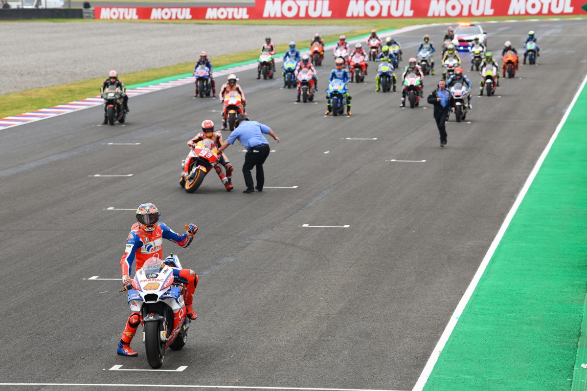 Одна из самых необычных фотографий из истории MotoGP: второго такого случая еще не было!