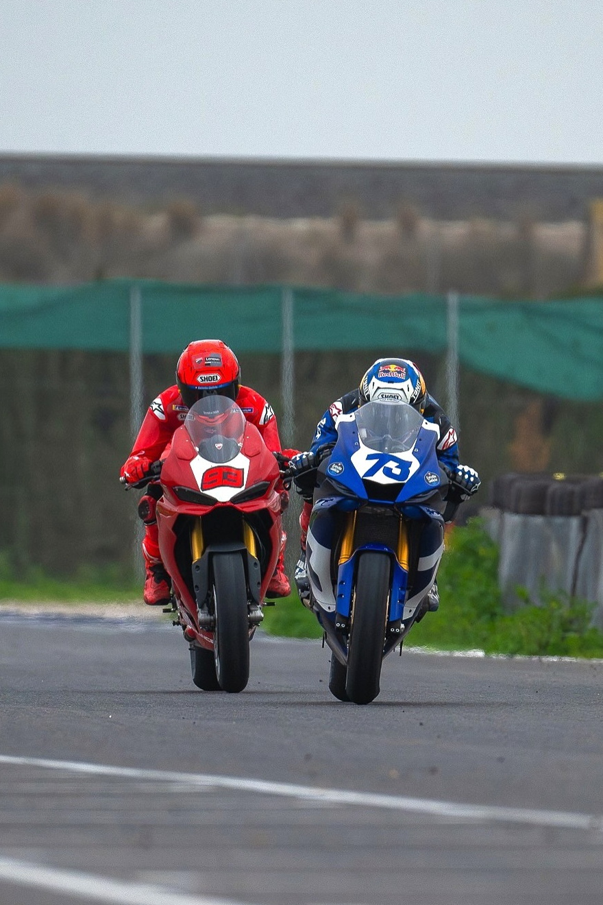 Алекс Маркес и Марк Маркес тренируются на Aspar Circuit в Валенсии