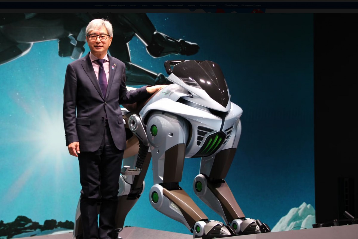 Такаши Тории, исполнительный директор Kawasaki Heavy Industries демонстрирует модель CORLEO