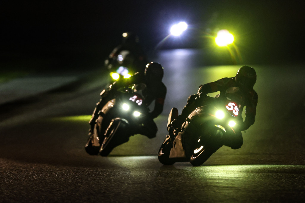 Частная команда Honda в классе Superstock в ночной фазе