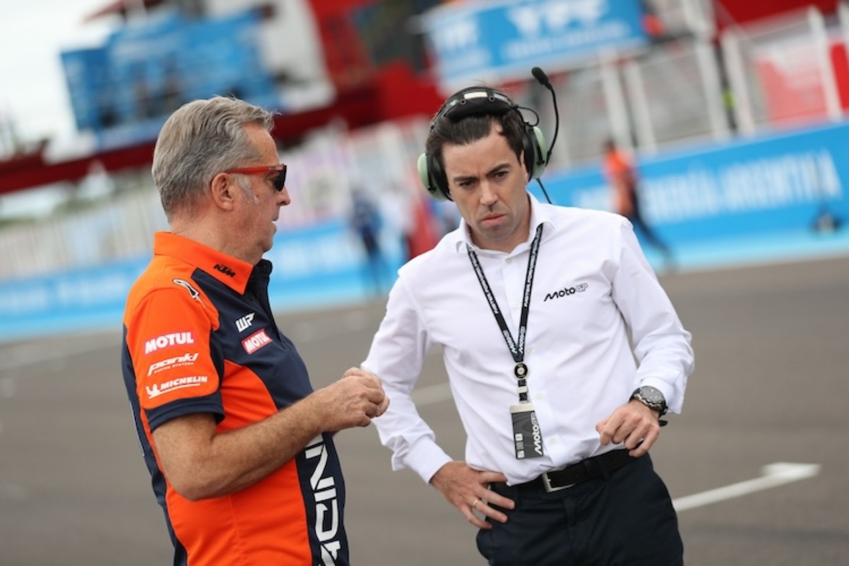 Эрве Поншараль и спортивный директор MotoGP, Карлос Эспелета