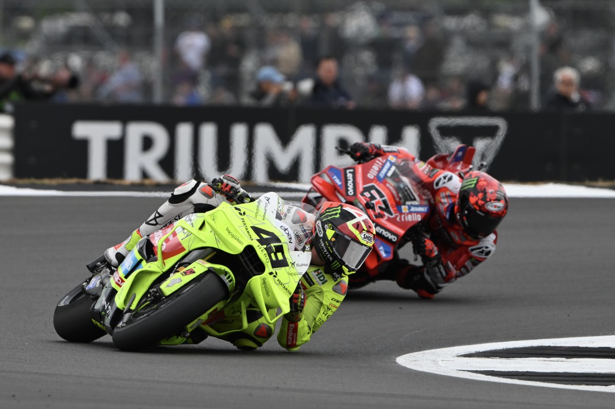 Фабио Ди Джианантонио превзошел Баньяю в равной дуэли на Silverstone Circuit