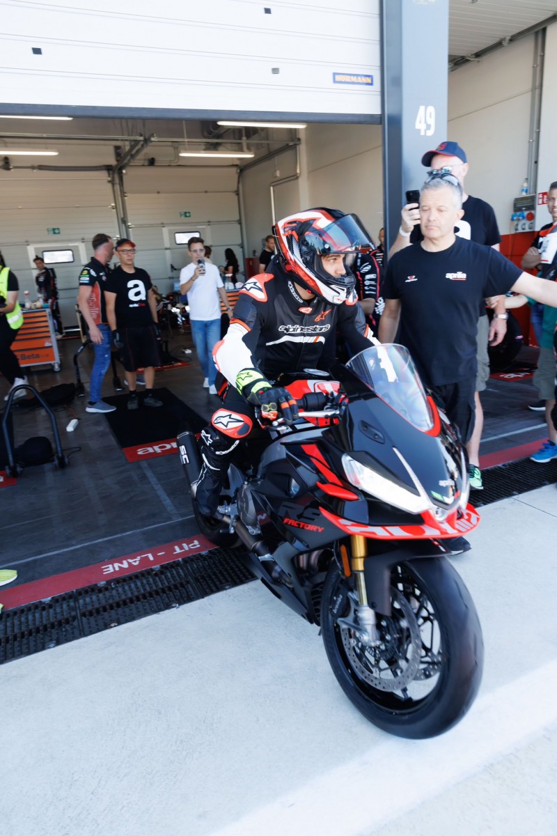 Хорхе Мартина на Aprilia RS 660 Factory - первый выход на трек после аварии в Катаре