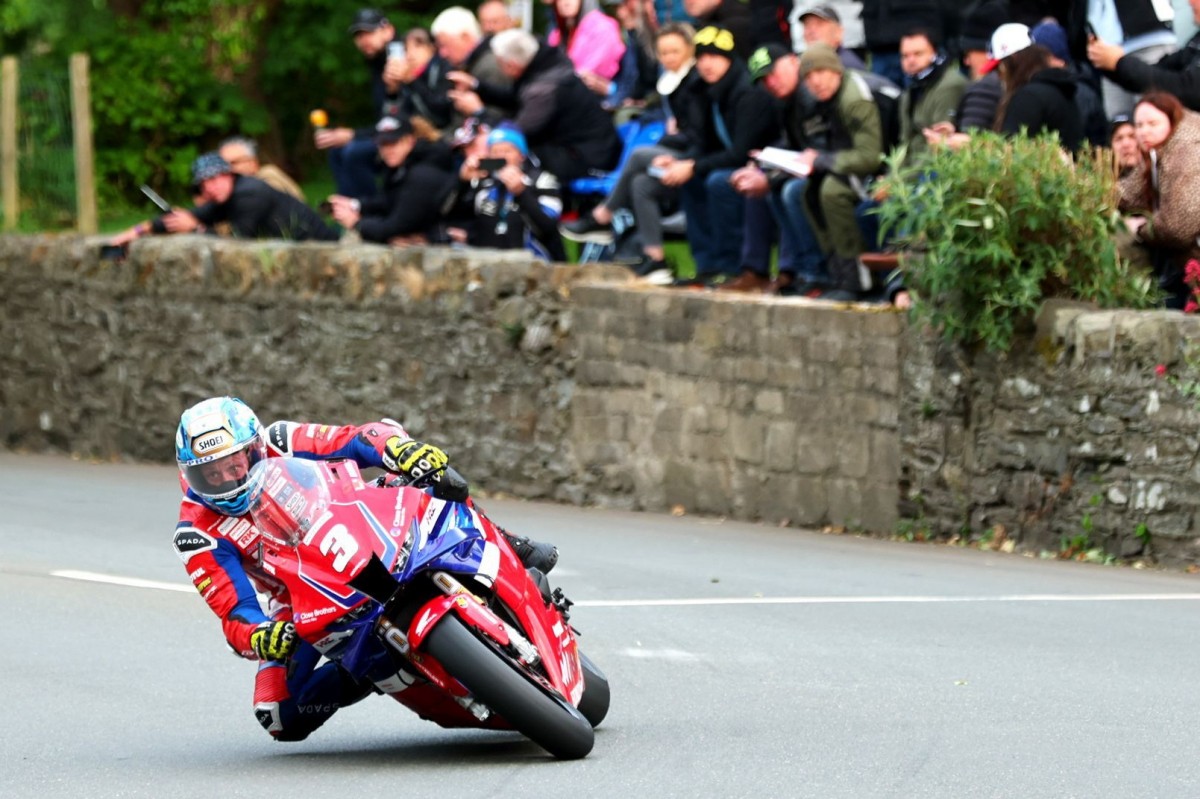 Дин Харрисон и самый быстрый Honda CBR1000RR-R Fireblade, победители Superstock TT