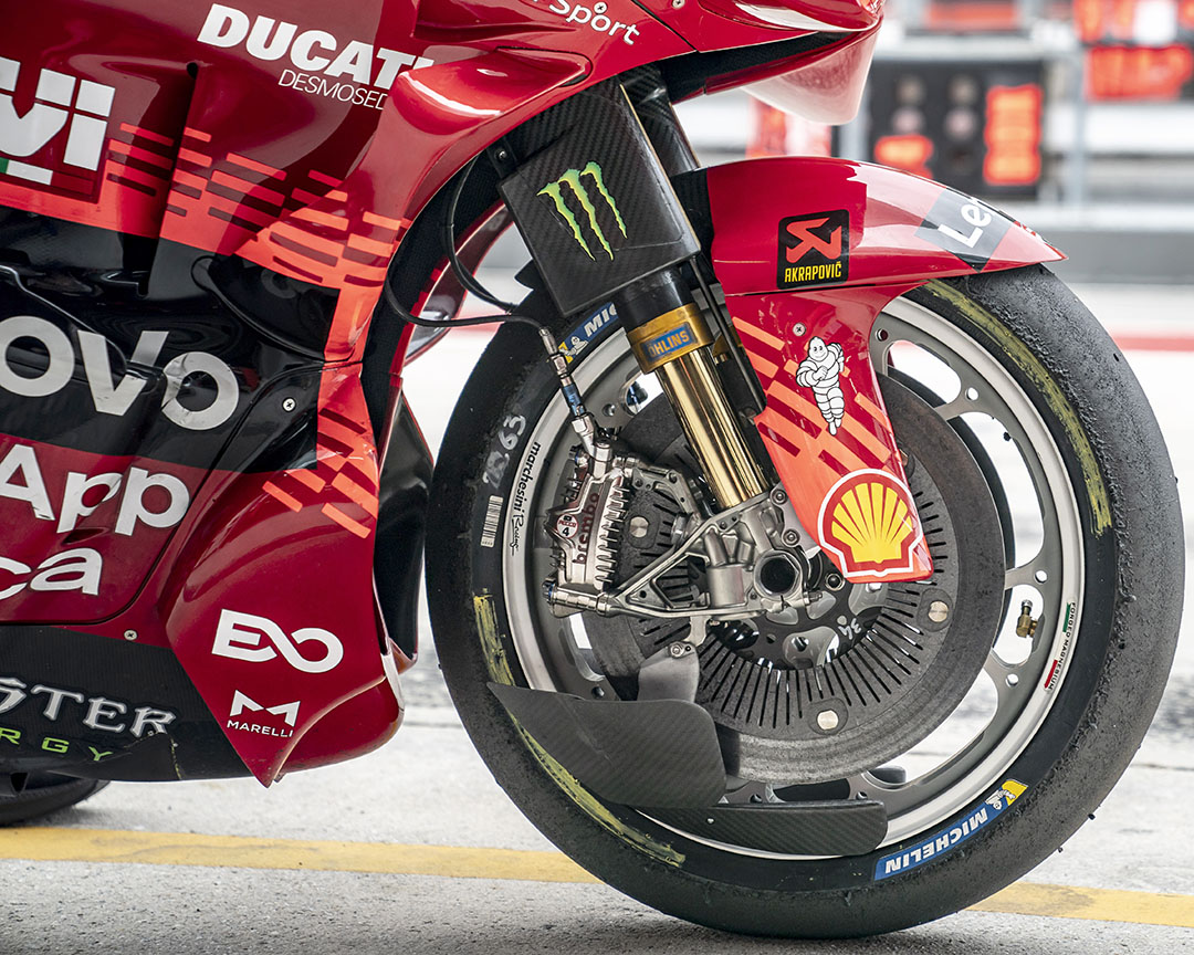 Новые карбоновые тормозные диски 355 мм с суппортами Brembo (Ducati Lenovo Team MotoGP)