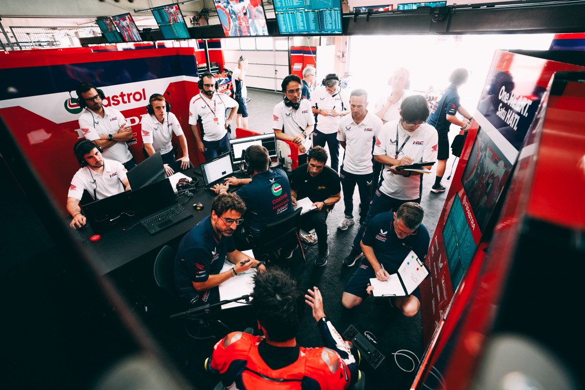 Team Honda HRC CASTROL: Жоан Мир обсуждает с инженерами очередной выезд на трек в Арагоне