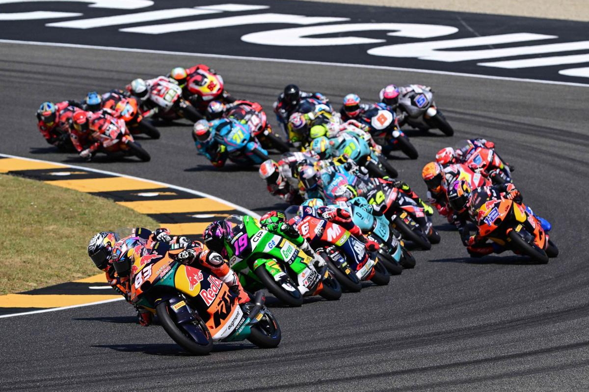 17 пилотов Moto3 образовали плотную группу и держали ее до финиша Гран-При Италии