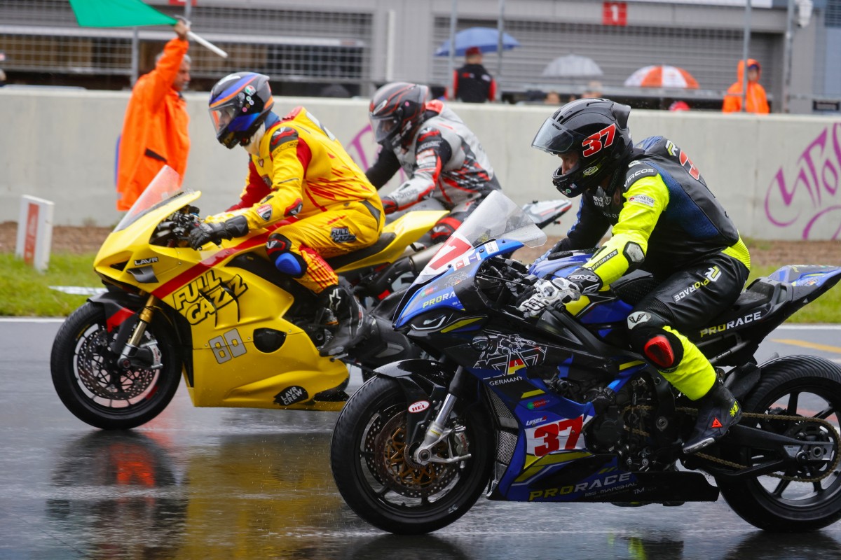 Старт дождевой гонки Superbike 3