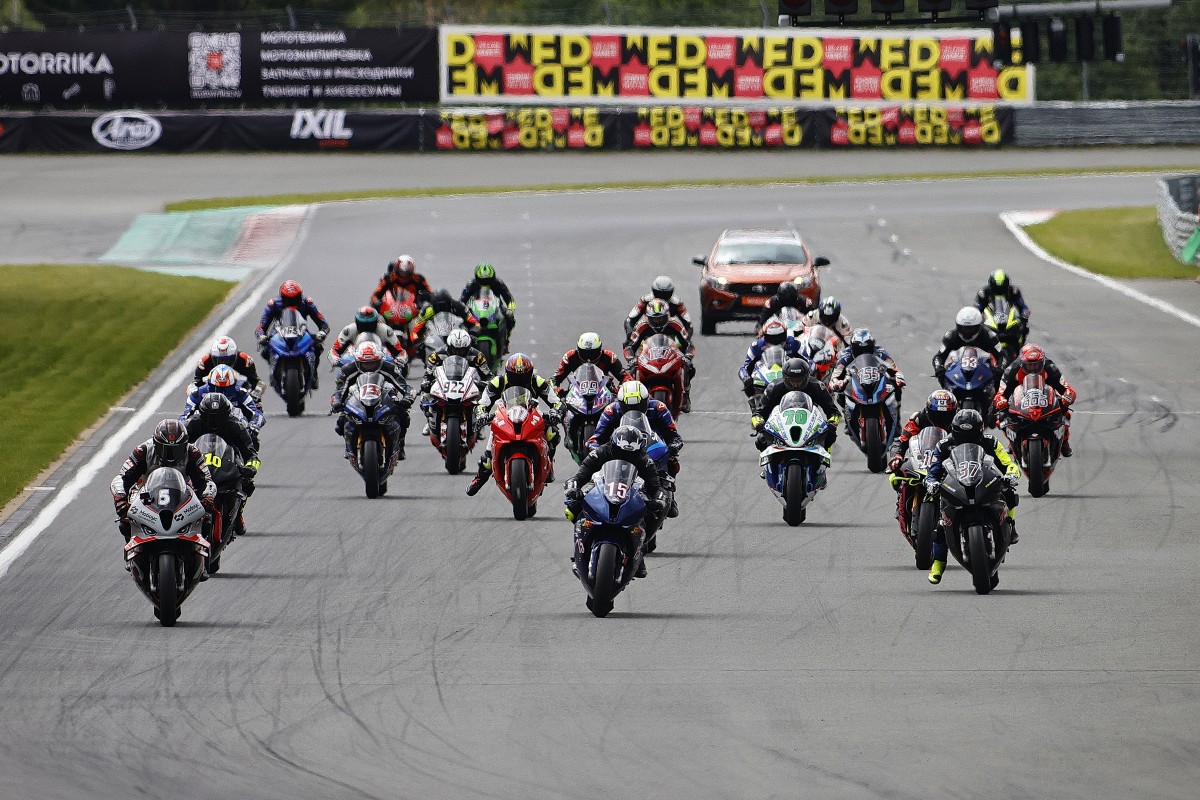 Старт гонки SBK3 - Амир выходит вперед перед Т1
