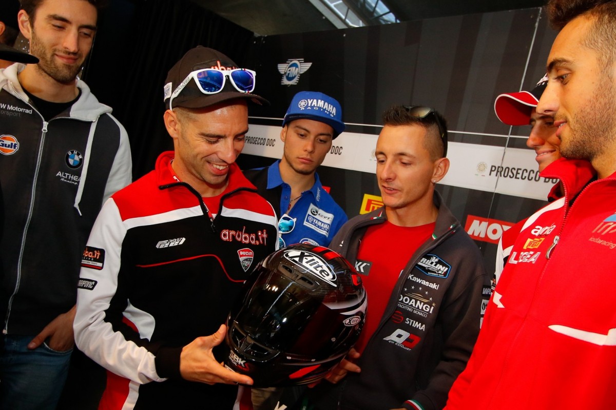 Звезда MotoGP и WorldSBK Марко Меландри и его новый X-Lite X-803RS Ultra Carbon SBK