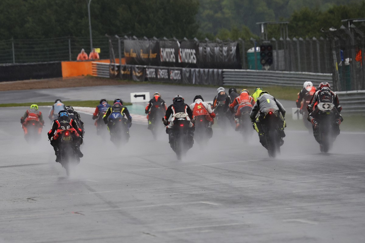Старт дождевой гонки Supersport на Moscow Raceway