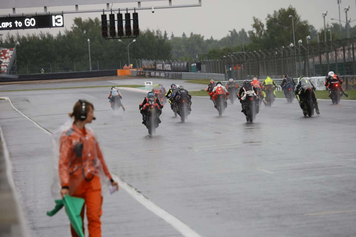 Старт гонки 3 этапа Чемпионата России, класс Supersport