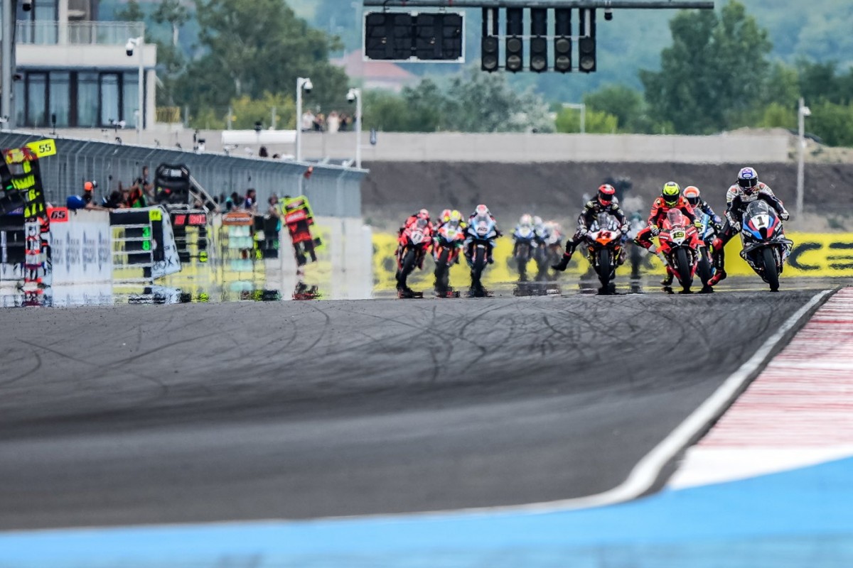 Старт гонки WorldSBK на Balaton Park