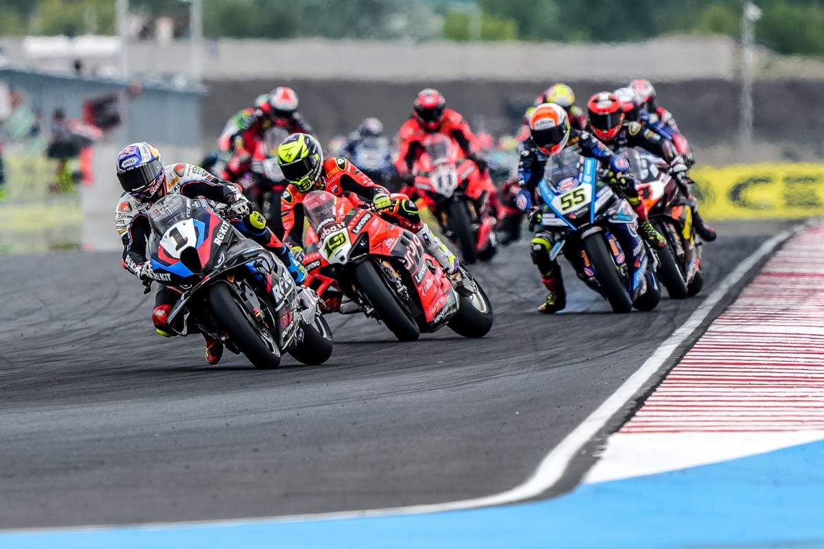 Старт воскресной гонки World Superbike на Balaton Park