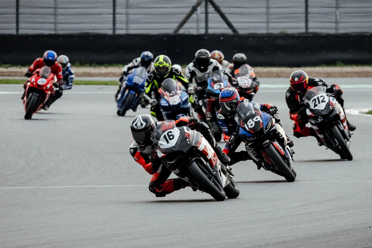 Игорь Беляков возглавляет основную группу Суперспорт 300 на Moscow Raceway