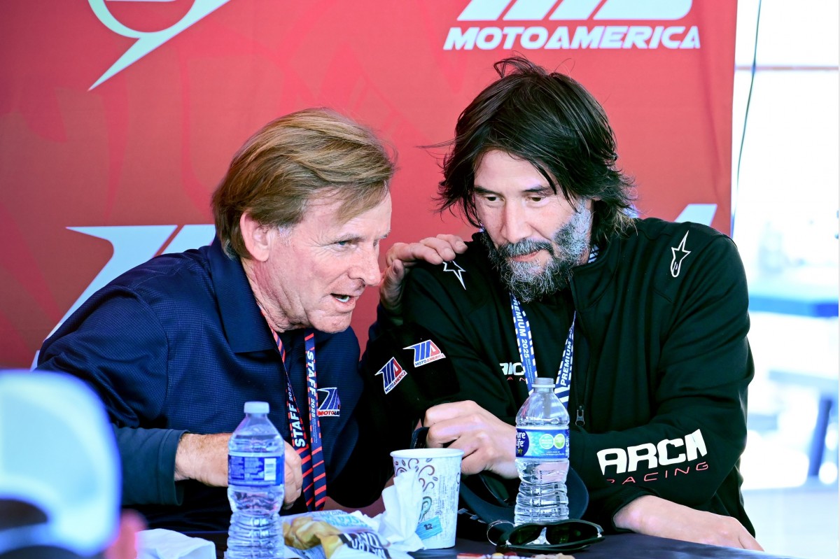 Киану Ривз (Keanu Reeves) обсуждает с Уэйном Рейни план выхода MotoAmerica на мировой рынок