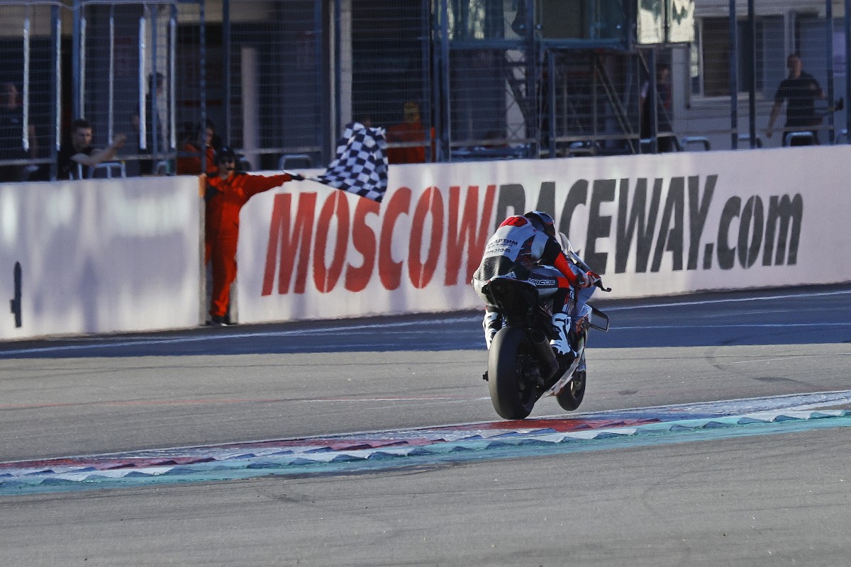 Мараев выиграл гонку Супербайка на Moscow Raceway