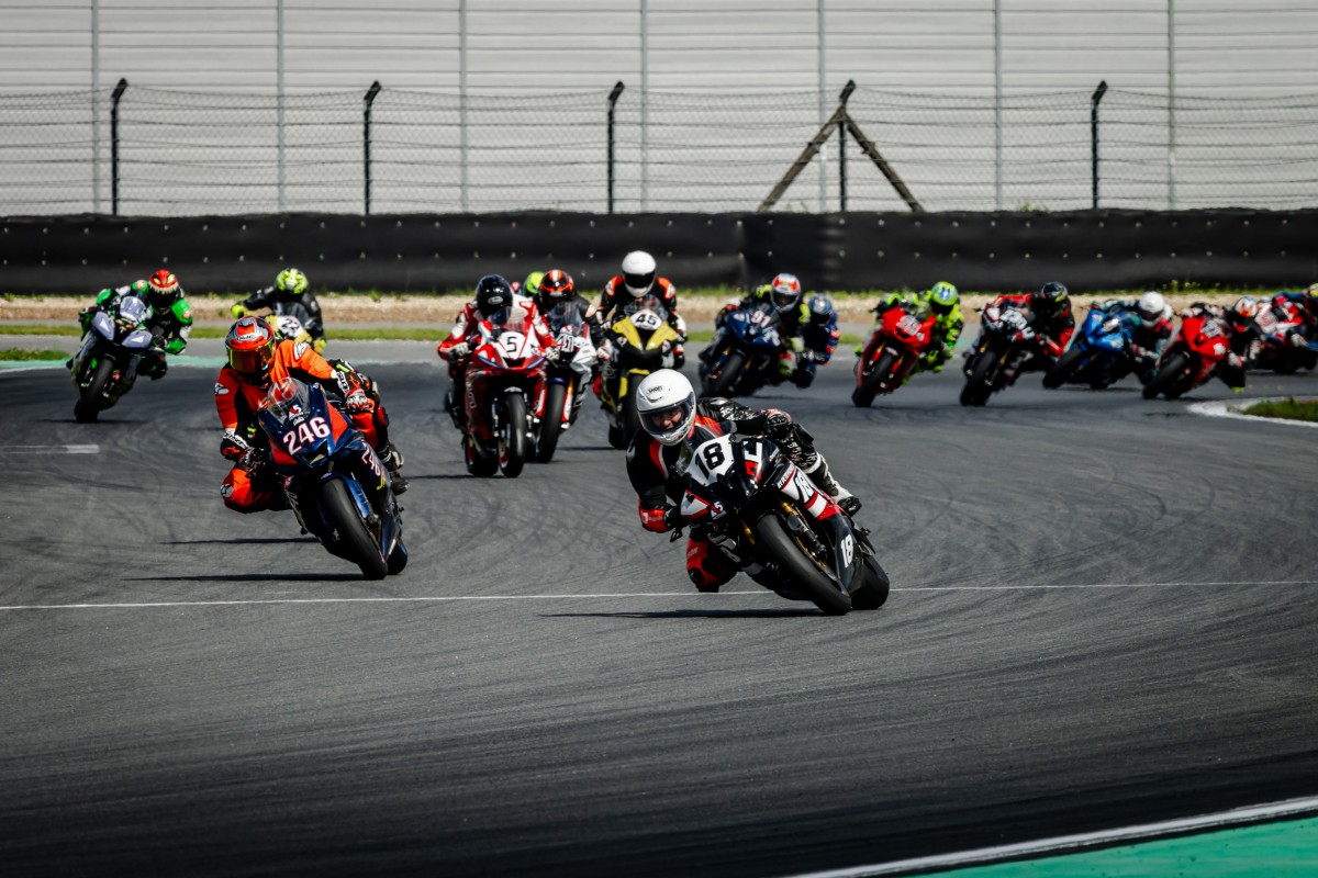 Тельман Османов возглавляет гонку 5 этапа на Moscow Raceway
