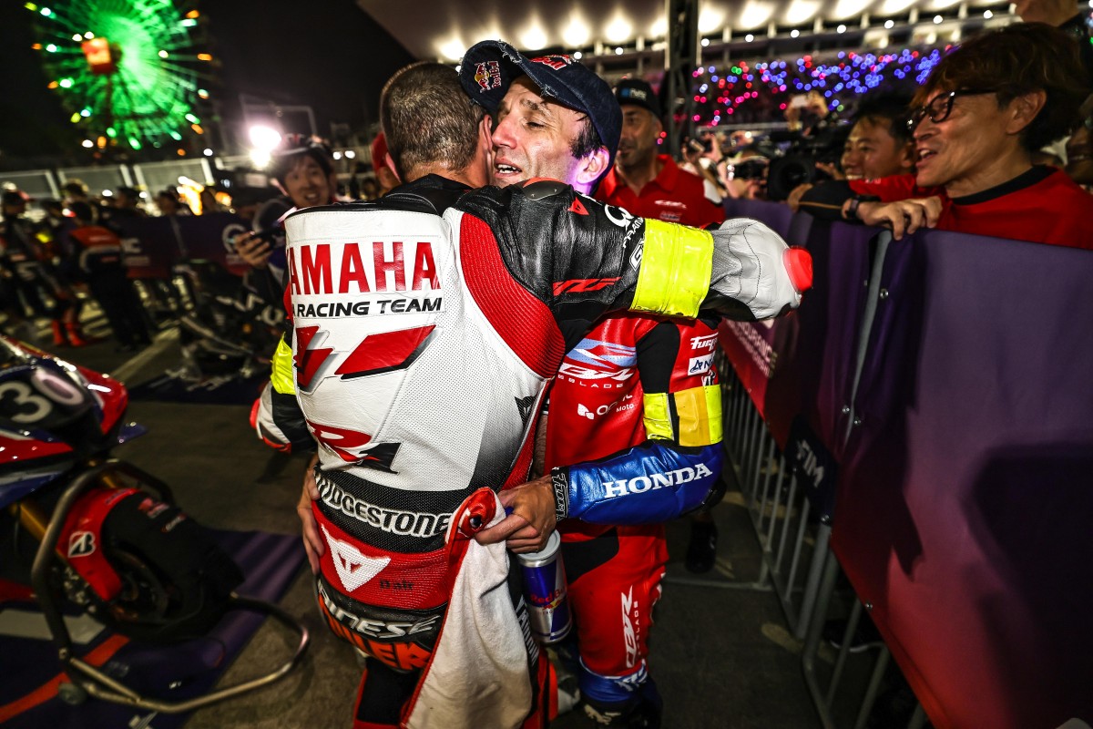 Джек Миллер поздравляет коллегу по MotoGP Жоана Зарко с победой