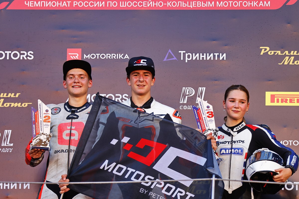 На подиуме дебютантов SSP300 - три юниора: два из DC Motorsport и Петришина из ProRace
