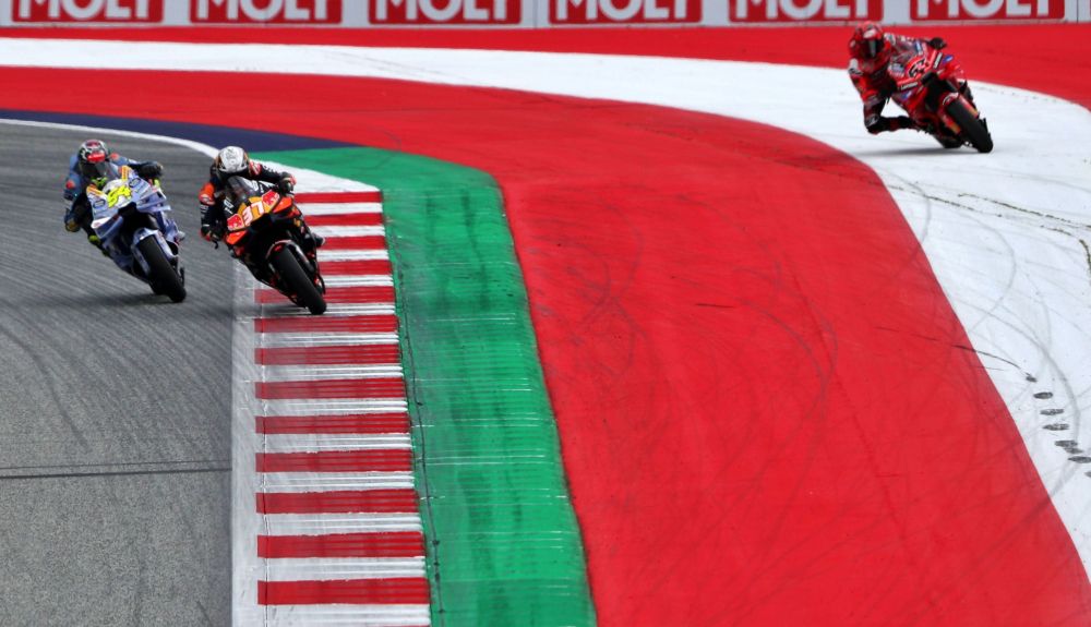 Гран-При Австрии MotoGP 2025: Альдегер атакует Акосту, Баньяю выпихивают в зону безопасности